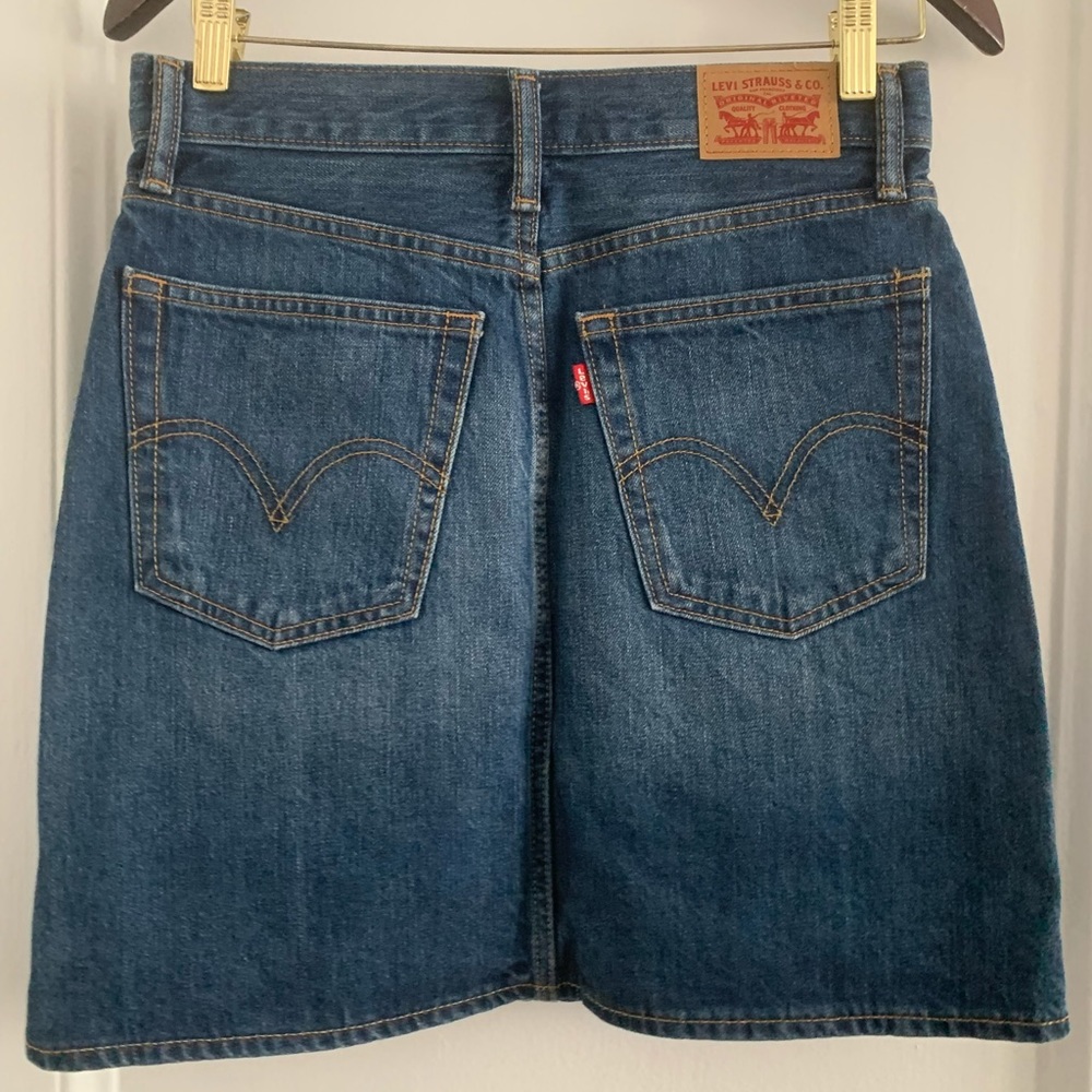 LEVI’S MID-THIGH DENIM SKIRT